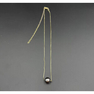 Sophisticated Gold Necklace with Black Pearl
